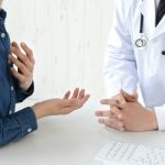 医師に相談する患者
