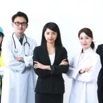 腕組みをする男女