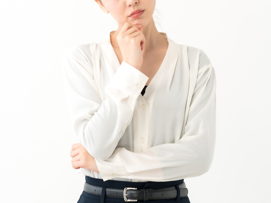 考える女性