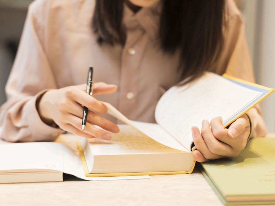 試験勉強をする人